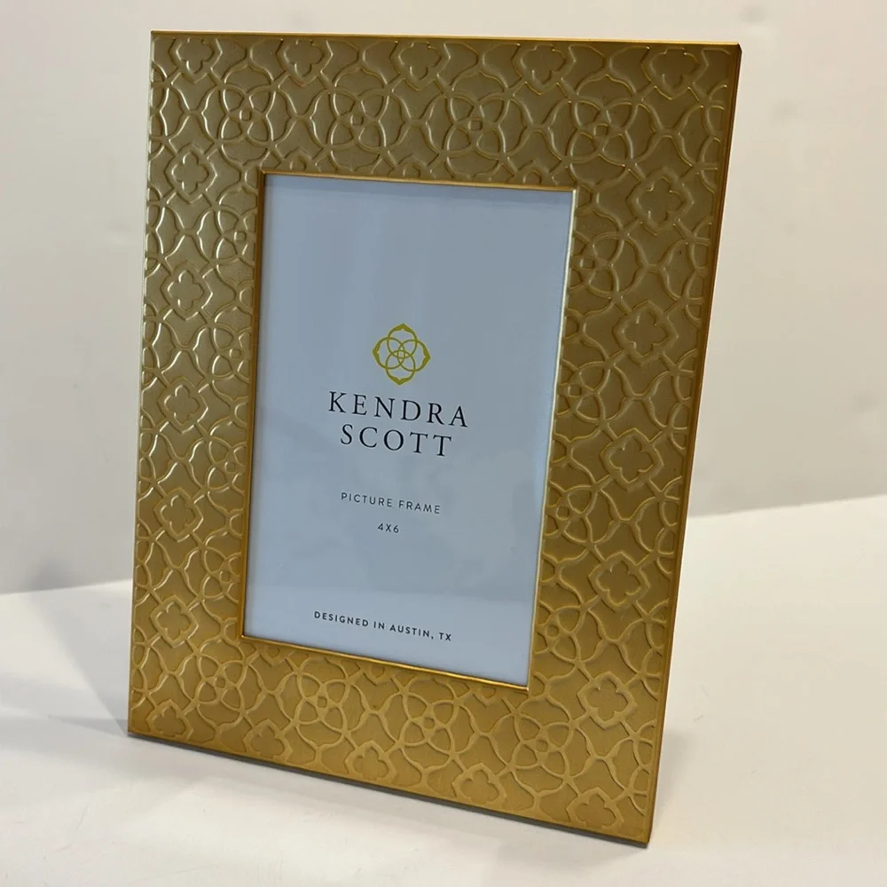 Kendra Scott 4” x 6” Gold Stamped Metal Filigree Picture Frame Velvet Easel